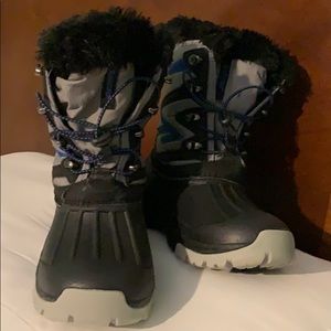 Snow boots